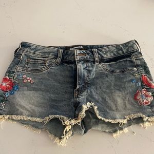 Express shorts - size 4 - relaxed low rise - worn once